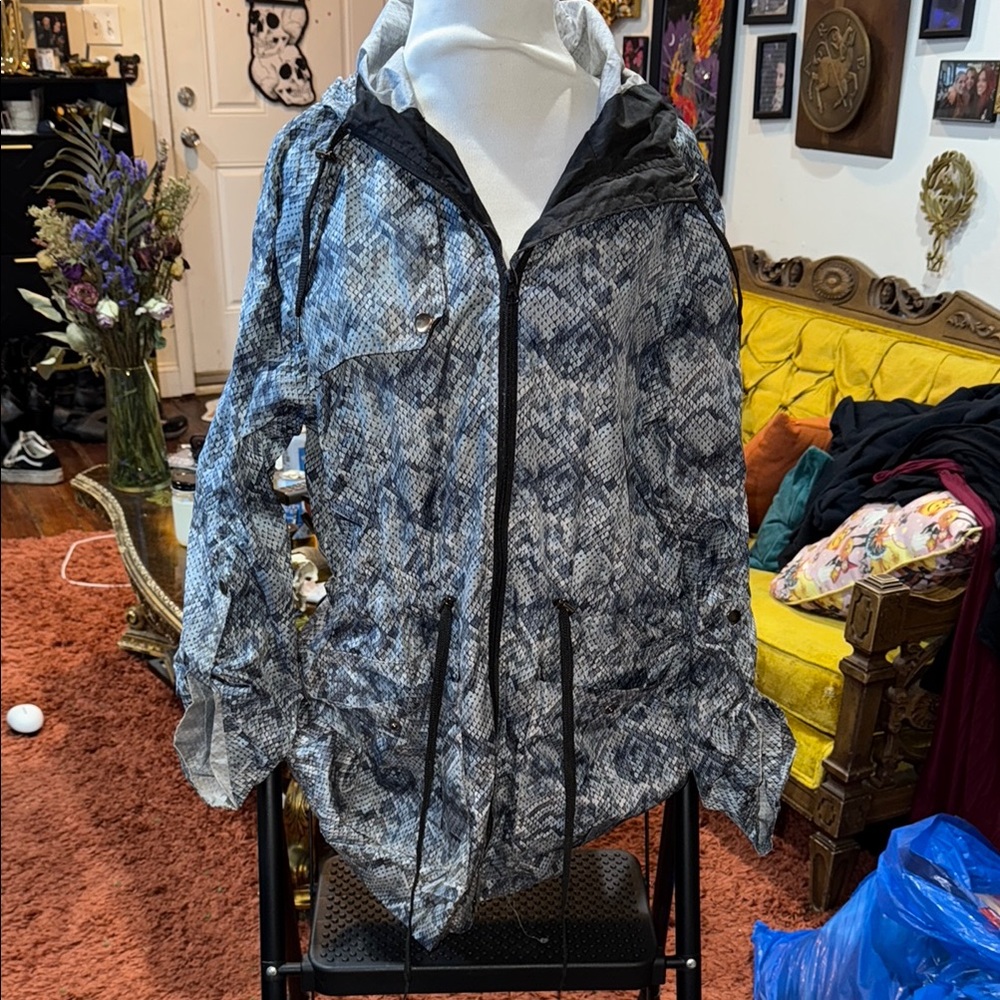 Stylish Black And Gray Patterned Jacket - image 1